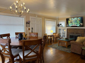Seattle-Queen Anne--7 BR 3 BA--One Block to SPU